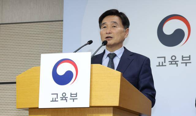 오승걸 한국교육과정평가원장이 4일 세종시 정부세종청사 교육부에서 2026학년도 대학수학능력시험(수능) 채점 결과 및 관련 내용을 발표하고 있다. 뉴스1