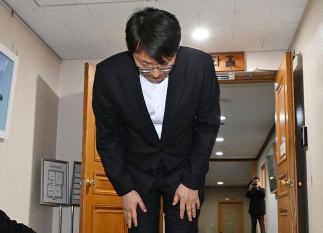 지난달 30일 서울 종로구 정부서울청사에서 쿠팡 관련 긴급 관계부처 장관회의에 참석한 박대준 쿠팡 대표가 고개 숙여 사과하고 있다. 뉴시스