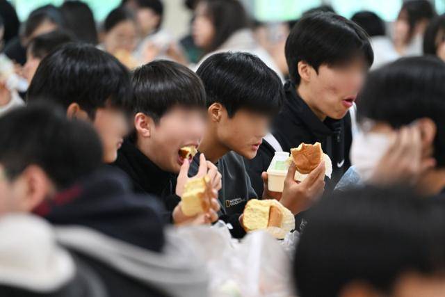 광주·전남 지역 학교 비정규직 노조가 총파업에 나섰던 지난달 11월 21일 광주 북구 한 중학교에서 학생들이 급식시간에 빵과 우유 등 대체식을 먹고 있다. 뉴시스