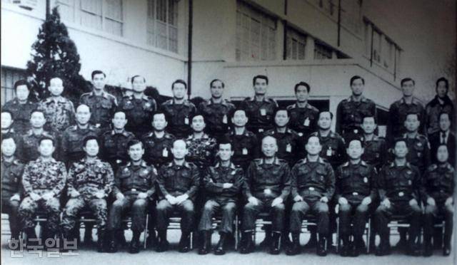 1979년 12.12 군사반란 이후 서울 보안사령부에서 기념촬영하는 신군부 세력. 앞줄 왼쪽 네 번째가 노태우 전 대통령, 앞줄 왼쪽 다섯 번째가 전두환 전 대통령. 연합뉴스 자료사진