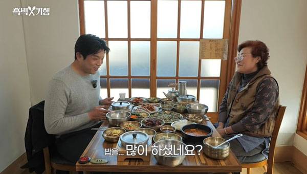 셰프 안성재가 ‘흑백요리사’ 참가자의 식당에 방문해 세 종류의 솥밥을 먹었다. /사진=유튜브 채널 ‘셰프 안성재’ 캡처