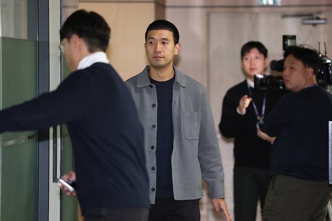 <yonhap photo-4305=""> 한국프로축구연맹 상벌위원회 입장하는 김우성 심판 (서울=연합뉴스) 김성민 기자 = 19일 서울 종로구 축구회관에서 열린 프로축구 K리그1 전북 현대 타노스 코치의 '손동작 논란' 한국프로축구연맹 2025년 제14차 상벌위원회에 앞서김우성 심판이 입장하고 있다. 타노스 코치는 지난 8일 대전하나시티즌과의 경기에서 눈을 가리키는 행동으로 인종차별 논란에 휩싸였다. 2025.11.19 ksm7976@yna.co.kr/2025-11-19 15:28:45/ <저작권자 ⓒ 1980-2025 ㈜연합뉴스. 무단 전재 재배포 금지, AI 학습 및 활용 금지></yonhap>