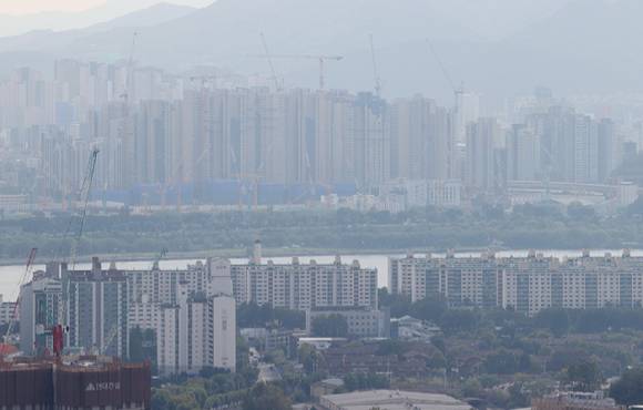 20일 서울 남산에서 바라본 아파트 단지의 모습. [사진=연합뉴스]