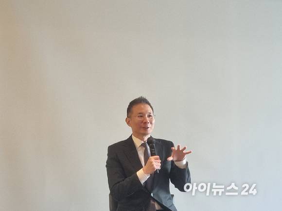 김경훈 오픈AI코리아 총괄 대표가 4일 오전 서울 중구 웨스틴조선 호텔에서 열린 기자간담회에서 기자들의 질문에 답하고 있다. [사진=윤소진 기자]