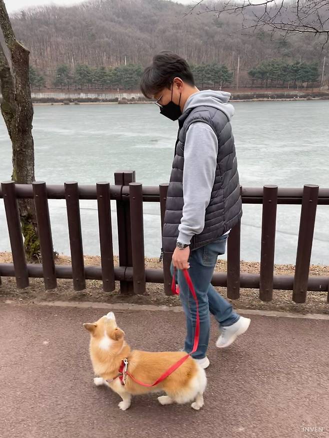▲ 이준영 대표가 봉구와 산책하던 모습