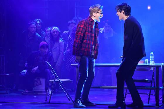 5인조 밴드 연주가 무대를 달구는 록 뮤지컬 ‘렌트’. [연합뉴스]