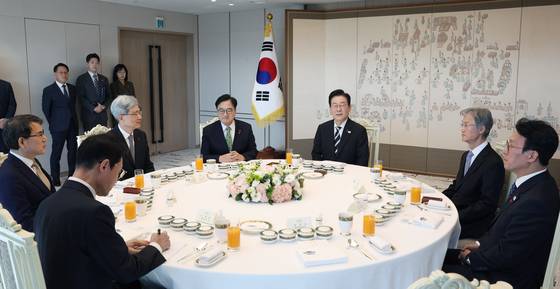 12·3 비상계엄 사태 1주년인 3일 이재명 대통령은 용산 대통령실로 5부 요인을 초청해 오찬을 갖고 “우리 모두 헌정 질서를 지키는 책임 있는 기관장이라는 점에서 (오늘 만남의) 의미가 각별한 것 같다”고 말했다. 이 대통령부터 시계 방향으로 조희대 대법원장, 김민석 국무총리, 이규연 홍보소통수석, 노태악 중앙선거관리위원장, 김상환 헌법재판소장, 우원식 국회의장. [사진 대통령실사진기자단]
