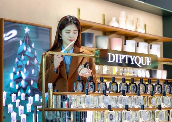 딥티크·바이레도 같은 고가의 니치 향수는 할인을 거의 하지 않는 ‘노세일’ 브랜드로 유명하다. 당연히 면세 표핑의 이득이 크다. 사진은 인천공항 신세계면세점 화장품 매장. 사진 신세계면세점
