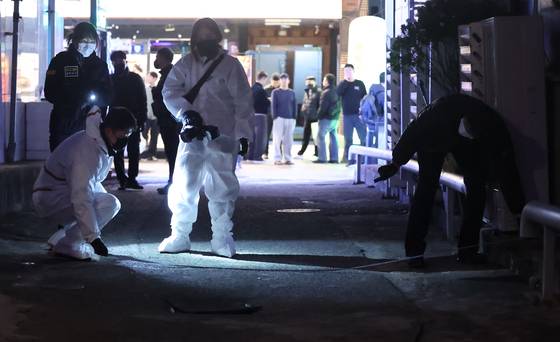 지난 3일 오후 경남 창원시 마산회원구 합성동 한 모텔 앞에서 경찰이 현장을 살피고 있다. 이날 오후 해당 모텔에서 흉기 사건이 발생해 2명이 심정지 상태로 발견되고, 2명이 중상을 입었다. 연합뉴스