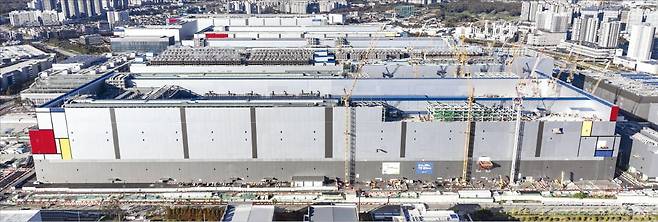 삼성전자의 경기 평택 반도체 4공장(P4) 모습. 삼성전자는 최근 P4 일부 시설 공사와 5공장(P5) 부지 기초공사를 재개했다.  /평택=임형택 기자