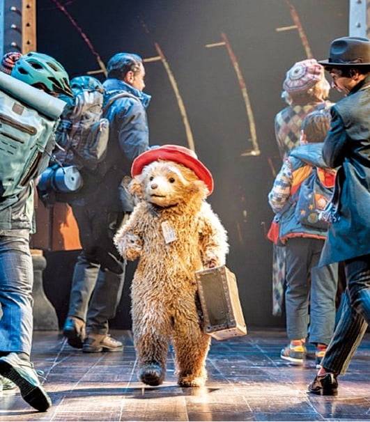 뮤지컬 ‘패딩턴’에서 주인공이 사람들 사이로 걸어 나오는 장면. /©Johan Persson