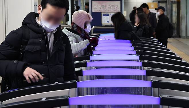 Passengers are seen passing through subway ticket gates at Seoul Station in central Seoul on Dec. 2. [YONHAP]