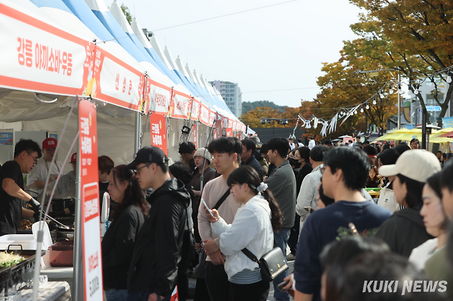 지난 늦여름 극심한 가뭄으로 용수부족에 시달리며 관광산업이 다소 주춤했던 강릉지역이 10월 부터 관광객수를 다시 회복하면서 올연말 3400만명 돌파를 눈앞에두고 있다. 강릉누들축제 모습. 강릉시 제공