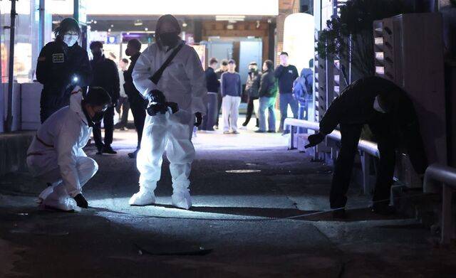 경찰이 3일 경남 창원시 마산회원구의 한 모텔 주변을 감식하고 있다. 이날 이 모텔에서 흉기 난동 사건이 발생해 3명이 숨지고 1명이 중상을 입었다. 연합뉴스