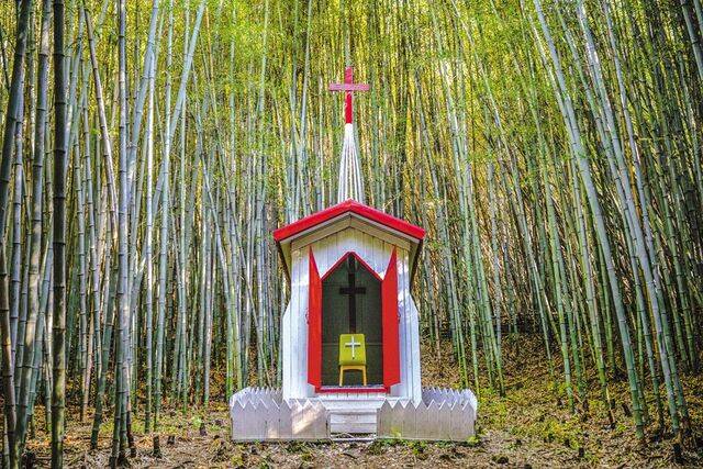 김종범 작가가 직접 만든 대나무 숲속 1인 교회.