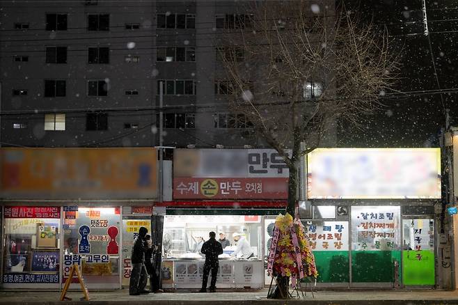 3일 오후 광주 북구 오치동 한 거리에 눈이 관측되고 있다. 뉴시스