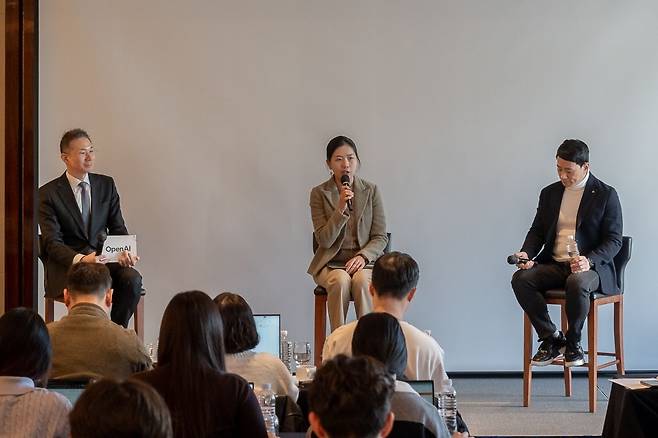 김경훈(왼쪽부터) 오픈AI 코리아 총괄 대표와 서아란 GS건설 DX·CX 혁신부문장(상무), 정영훈 LG유플러스 기업 AI 사업 담당(상무)이 4일 서울 중구 웨스틴조선 호텔에서 열린 기자간담회에서 발언하고 있다. 오픈AI 제공