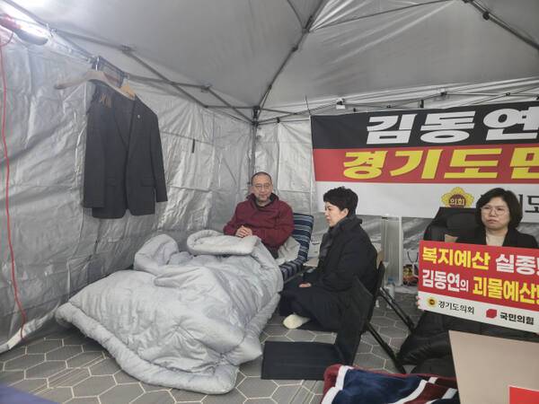 김은혜 국회의원이 4일 오후 도의회 1층에서 10일째 단식 중인 백현종 도의회 국민의힘 대표의원을 만나 대화하고 있다. 김경희기자