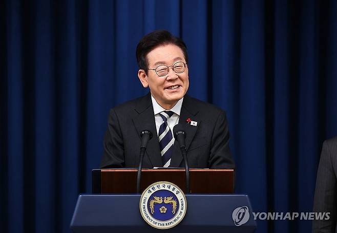 이재명 대통령이 12·3 비상계엄 사태 1주년인 지난 3일 용산 대통령실에서 ‘빛의 혁명 1주년 대국민 특별성명’을 발표한 뒤 취재진의 질문에 답하고 있다. [연합뉴스]