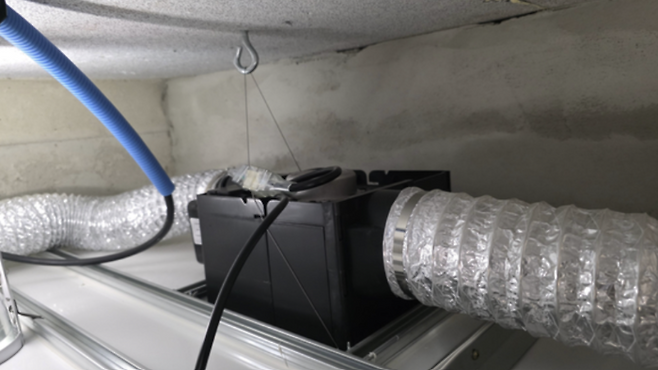 욕실 환풍기가 주름 덕트와 연결된 모습.[SNS]
