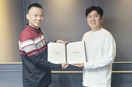 수제 당구큐업체 몬스터큐가 PBA 선수인 김재근 이영훈을 후원한다. 사진은 신경섭 대표(왼쪽)가 김재근 선수와 후원계약을 체결한 후 기념촬영하고 있다. (사진=몬스터큐)