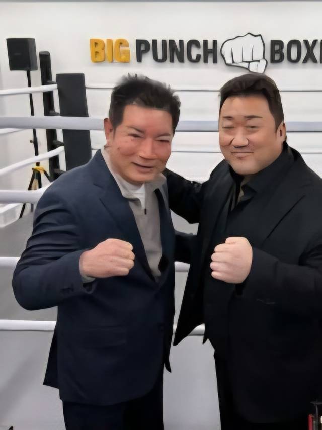 박종팔(왼쪽) 전 WBA 슈퍼미들급 챔피언과 마동석 배우가 ‘빅펀치 복싱클럽’에서 함께 포즈를 취하고 있다. 이 클럽은 마 배우가 운영하는 체육관이다.