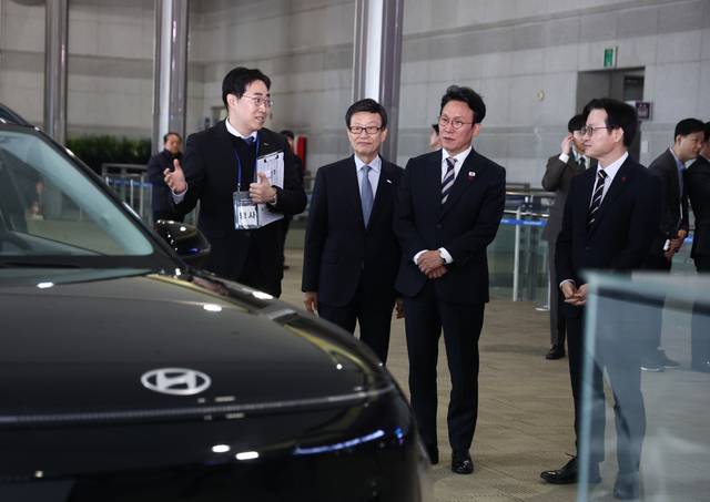 기념식 참석한 김총리  : 4일 서울 코엑스에서 열린 제62회 무역의날 기념식에서 김민석(왼쪽 세 번째) 국무총리와 윤진식(두 번째) 한국무역협회장이 행사에 앞서 관계자로부터 설명을 듣고 있다.  연합뉴스