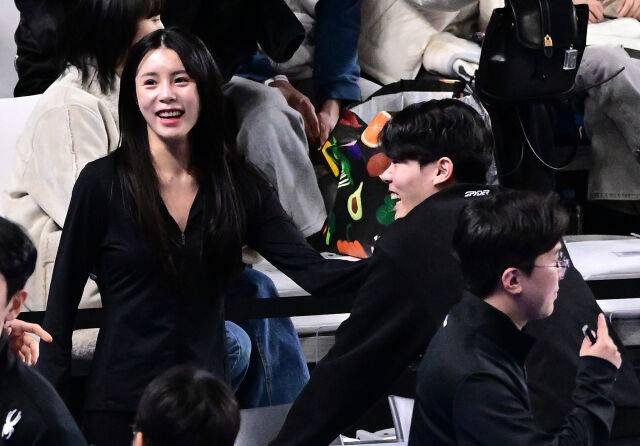 이다영이 경기 후 코트로 내려와 동생 이재현을 격려하고 있다 / 한국배구연맹(KOVO)