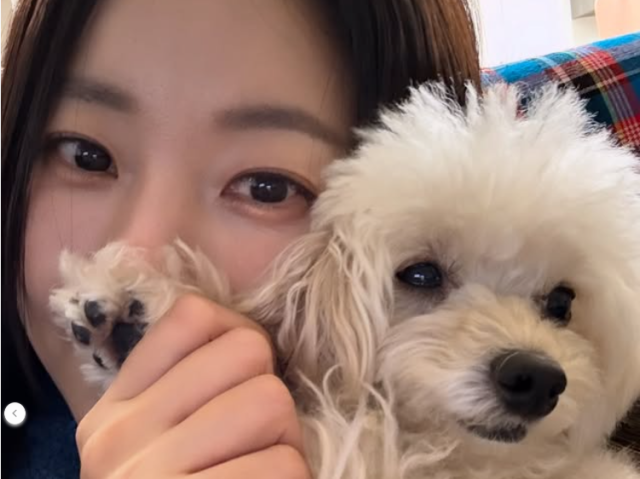 47세의 나이에도 여전히 동안 외모를 자랑하는 배우 김사랑./김사랑 소셜미디어