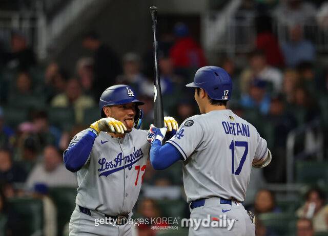 LA 다저스 미겔 로하스와 오타니 쇼헤이(오른쪽)./게티이미지코리아