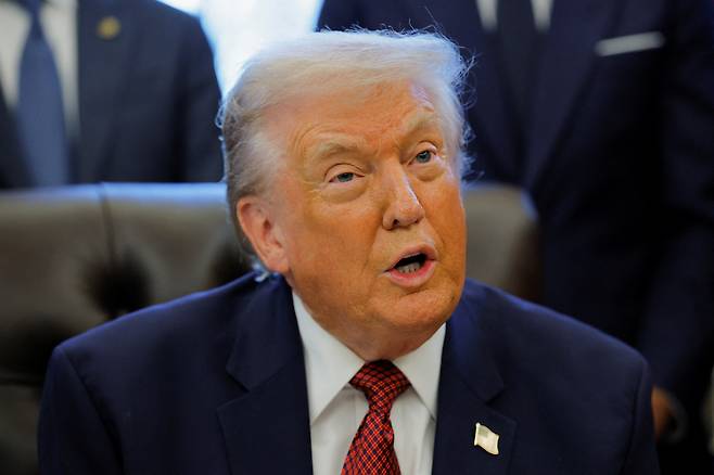 2025년 12월 3일, 워싱턴 DC 백악관 오벌 오피스에서 도널드 트럼프 미국 대통령이 새로운 연비 기준(Fuel Economy Standards) 발표 행사에서 발언하고 있다.[로이터]