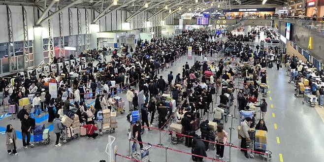 부산시는 내년 3월부터 ‘김해국제공항 긴급여권 민원센터’가 운영된다고 4일 밝혔다. 사진은 이용객들로 붐비는 김해공항 내부 모습. [김해공항 제공]