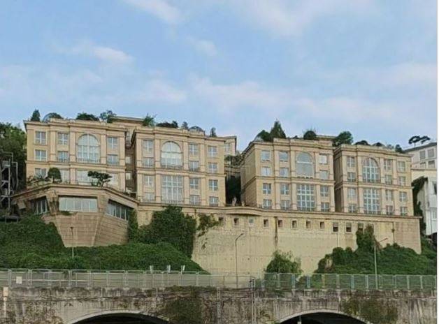 건물 외관이 유럽풍으로 꾸며진 헤렌하우스 전경.  [지지옥션 제공]