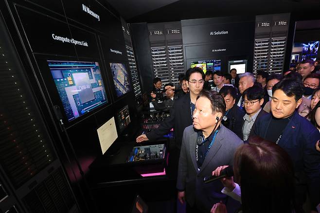 최태원 SK그룹 회장이 올해 1월 8일(현지시간) CES 2025가 열린 미국 라스베이거스 컨벤션센터 센트럴홀 SK 전시관을 둘러보고 있는 모습. [연합]