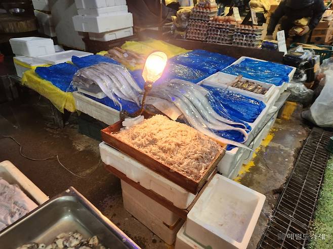 4일 오전 서울 마포구 망원시장의 한 수산물 가게. 새우젓이 얼지 않도록 온열등을 켜놓고 있다. 이영기 기자.