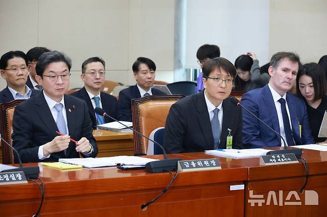 [서울=뉴시스] 고승민 기자 = 박대준 쿠팡 대표이사가 3일 서울 여의도 국회에서 열린 정무위원회의 쿠팡 개인정보 유출 관련 현안질의에서 의원 질의에 답하고 있다. 2025.12.03. kkssmm99@newsis.com