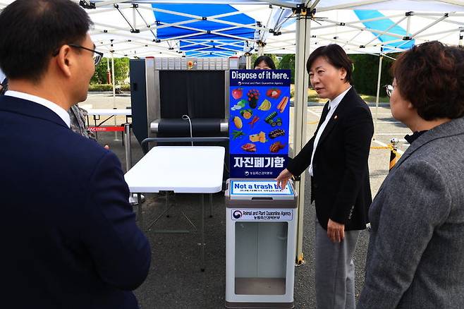 [부산=뉴시스] 송미령 농림축산식품부 장관이 24일 오후 김해공항을 찾아 동식물 검역 절차를 점검하고 있다. (사진 = 농식품부 제공) 2025.10.24.  *재판매 및 DB 금지