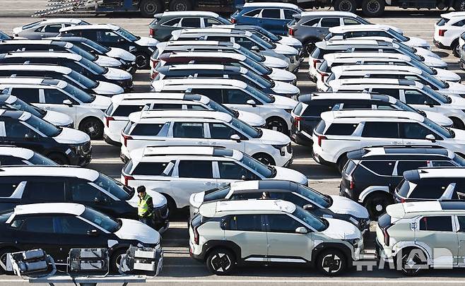 [평택=뉴시스] 김종택기자 = 경기 평택항 자동차전용부두에 수출용 차량이 세워져 있는 모습. 2025.12.01. jtk@newsis.com