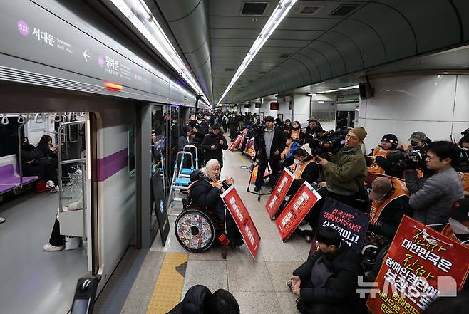 [서울=뉴시스] 이영환 기자 = 박경석 전국장애인차별철폐연대(전장연) 상임공동대표가 4일 오전 서울 종로구 지하철5호선 광화문역에서 열린 '제67차 출근길 지하철 탑니다’ 시위에 참석해 발언을 하고 있다. 2025.12.04. 20hwan@newsis.com