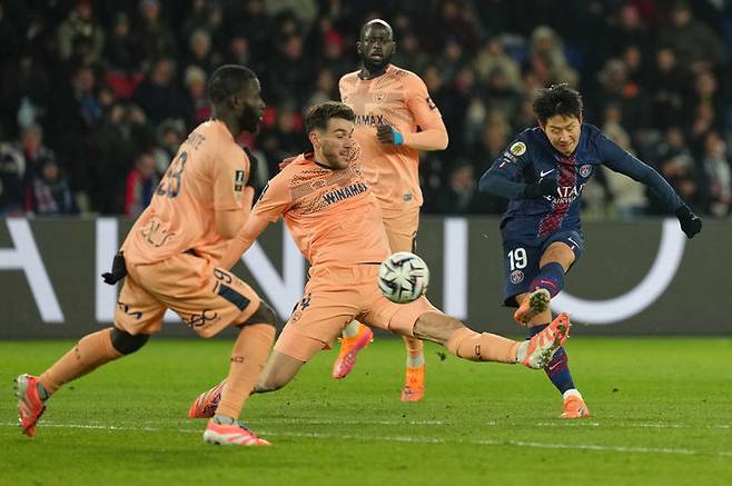 [파리=AP/뉴시스] 파리 생제르맹(PSG)의 이강인(오른쪽)이 22일(현지 시간) 프랑스 파리의 파르크 데 프랭스에서 열린 2025-26 리그1 13라운드 르아브르와 경기 전반 11분 슛을 시도하고 있다. 이강인은 전반 29분 선제골(리그 1호)을 넣으며 팀의 3-0 승리를 이끌었다. 2025.11.23.