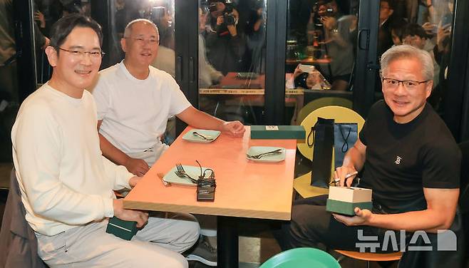 [서울=뉴시스] 정병혁 기자 = 젠슨 황 엔비디아 최고경영자(CEO)와 이재용 삼성전자 회장, 정의선 현대차그룹 회장이 30일 서울시내 한 치킨집에서 '치맥회동'을 하고 있다. (공동취재) 2025.10.30. photo@newsis.com