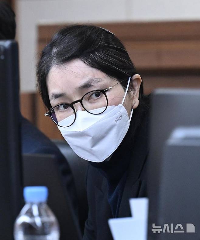 [서울=뉴시스] 사진공동취재단 = 도이치모터스 주가조작과 명태균 공천개입, 통일교 청탁·뇌물 수수 의혹 혐의 등으로 구속기소 된 김건희 씨가 3일 서울 서초구 서울중앙지방법원에서 열린 자본시장법 위반 혐의 결심 공판에 출석하고 있다. 2025.12.03. photo@newsis.com