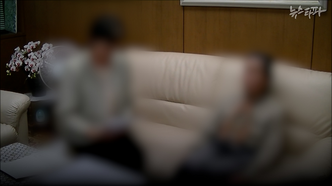 중증 치매를 앓고 있는 요코 씨의 어머니(오른쪽)가 통일교 직원(왼쪽)의 질문에 답하고 있다.