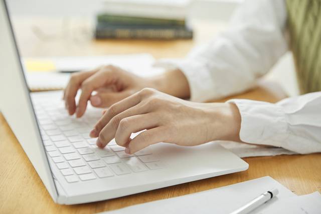 한국소비자원이 올해 출시된 인기 노트북 5개 제품의 품질, 안전성 등을 시험 평가한 결과 주요 휴대성, 구동 속도 등 제품 간 주요 성능에 차이가 있는 것으로 나타났다. 사진은 기사의 특정 사실과 관련 없음. 클립아트코리아