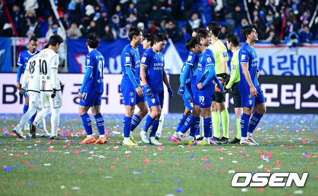 [OSEN=수원월드컵경기장, 최규한 기자] 3일 오후 경기도 수원월드컵경기장에서 ‘K리그 승강 플레이오프(PO)’&nbsp;1차전 수원 삼성과 제주 SK의 경기가 열렸다.이날 경기는 제주가 1-0으로 승리하며 잔류에 청신호를 켰다.경기를 마치고 수원 선수들이 아쉬워하고 있다. 2025.12.03 / dreamer@osen.co.kr