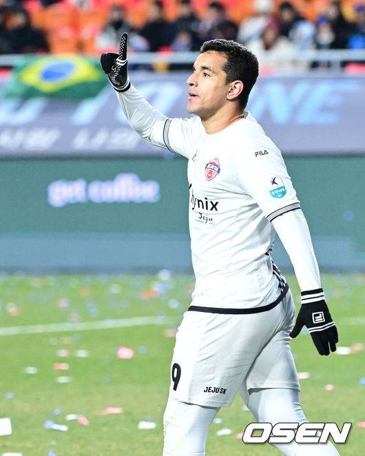 [OSEN=수원월드컵경기장, 최규한 기자] 3일 오후 경기도 수원월드컵경기장에서 ‘K리그 승강 플레이오프(PO)’ 1차전 수원 삼성과 제주 SK의 경기가 열렸다.K리그1 11위인 제주와 K리그2 2위인 수원의 격돌이다. 1부리그의 주인공을 정하는 이번 승강 PO는 홈 앤드 어웨이 방식으로 치러진다. 3일 수원에서 1차전을 치른 뒤 7일 제주월드컵경기장으로 장소를 옮겨 2차전을 벌인다.후반 제주 유리 조나탄이 페널티킥 선제골을 작렬시킨 뒤 기뻐하고 있다. 2025.12.03 / dreamer@osen.co.kr