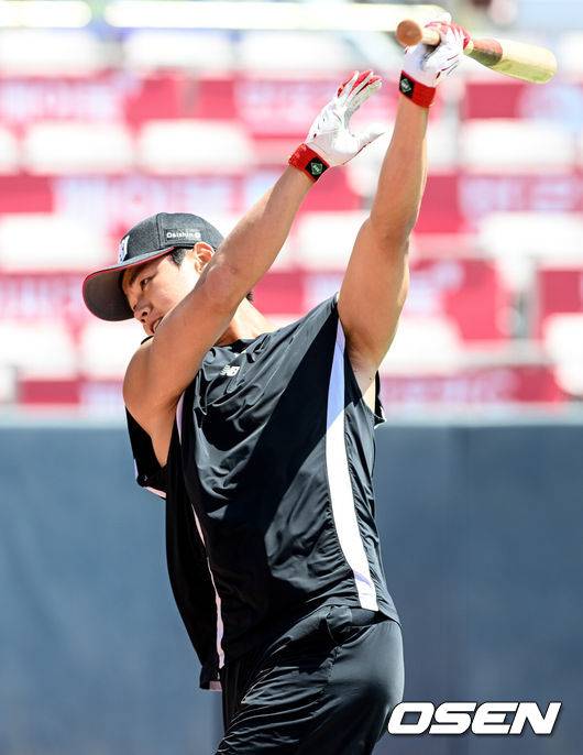 [OSEN=수원, 조은정 기자]4일 오후 수원 KT위즈파크에서 ‘2025 신한 SOL Bank KBO리그’ KT 위즈와 키움 히어로즈의 경기가 열린다.이날 경기에 홈팀 KT는 쿠에바스, 원정팀 키움은 김선기를 선발로 내세웠다.KT 윤준혁이 훈련을 하고 있다. 2025.05.04 /cej@osen.co.kr