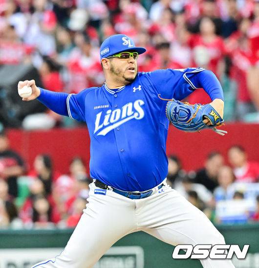 [OSEN=인천, 박준형 기자] 11일 인천 SSG랜더스필드에서 ‘2025 신한 SOL뱅크 KBO리그’ 준플레이오프(5전 3선승제) 2차전 SSG 랜더스와 삼성 라이온즈의 경기가 열렸다.SSG는 김건우, 삼성은 헤르손 가라비토를 선발 투수로 내세웠다.9회말 삼성 후라도가 역투하고 있다  2025.10.11 / soul1014@osen.co.kr