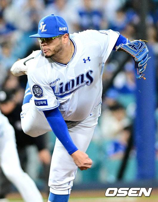 [OSEN=대구, 최규한 기자] 14일 대구 삼성라이온즈파크에서 ‘2025 신한 SOL뱅크 KBO리그’ 준플레이오프(5전 3선승제) 4차전 삼성 라이온즈와 SSG 랜더스의 경기가 열렸다.삼성은 아리엘 후라도, SSG는 김광현을 선발로 내세웠다.1회초 삼성 선발 아리엘 후라도가 힘차게 공을 뿌리고 있다. 2025.10.14 / dreamer@osen.co.kr