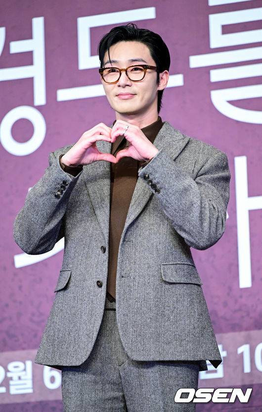 [OSEN=최규한 기자] 4일 오후 서울 신도림동 더링크호텔에서 JTBC 새 토일드라마 ‘경도를 기다리며’ 제작발표회가 열렸다.드라마 ‘경도를 기다리며’는 두 번의 연애 끝에 결별했던 이경도(박서준 분)와 서지우(원지안 분)가 불륜 스캔들 기사를 보도한 기자와 스캔들 당사자의 아내로 재회하게 되면서 벌어지는 이야기를 그린다.배우 박서준이 포토타임을 하고 있다. 2025.12.04 / dreamer@osen.co.kr